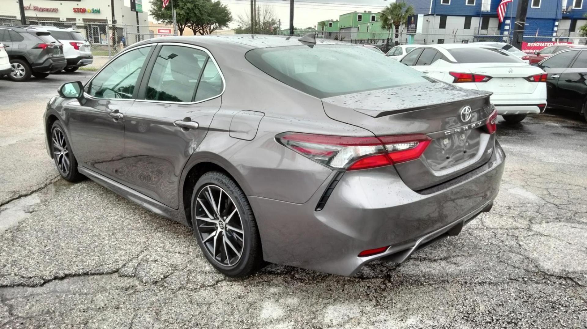 2022 Gray /BLACK Toyota Camry SE (4T1G11AK9NU) with an 2.5L L4 DOHC 16V engine, 8A transmission, located at 1842 Wirt Road, Houston, TX, 77055, (713) 973-3903, 29.805330, -95.484787 - Photo#2